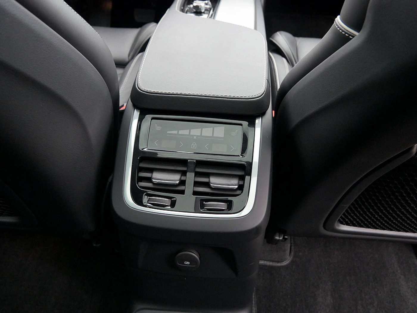 Volvo  2.0 Plus Bright Recharge Plug-In Hybrid AWD