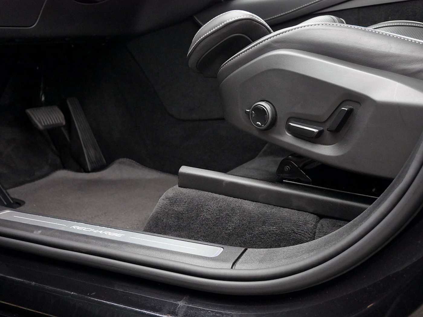 Volvo  2.0 Plus Bright Recharge Plug-In Hybrid AWD