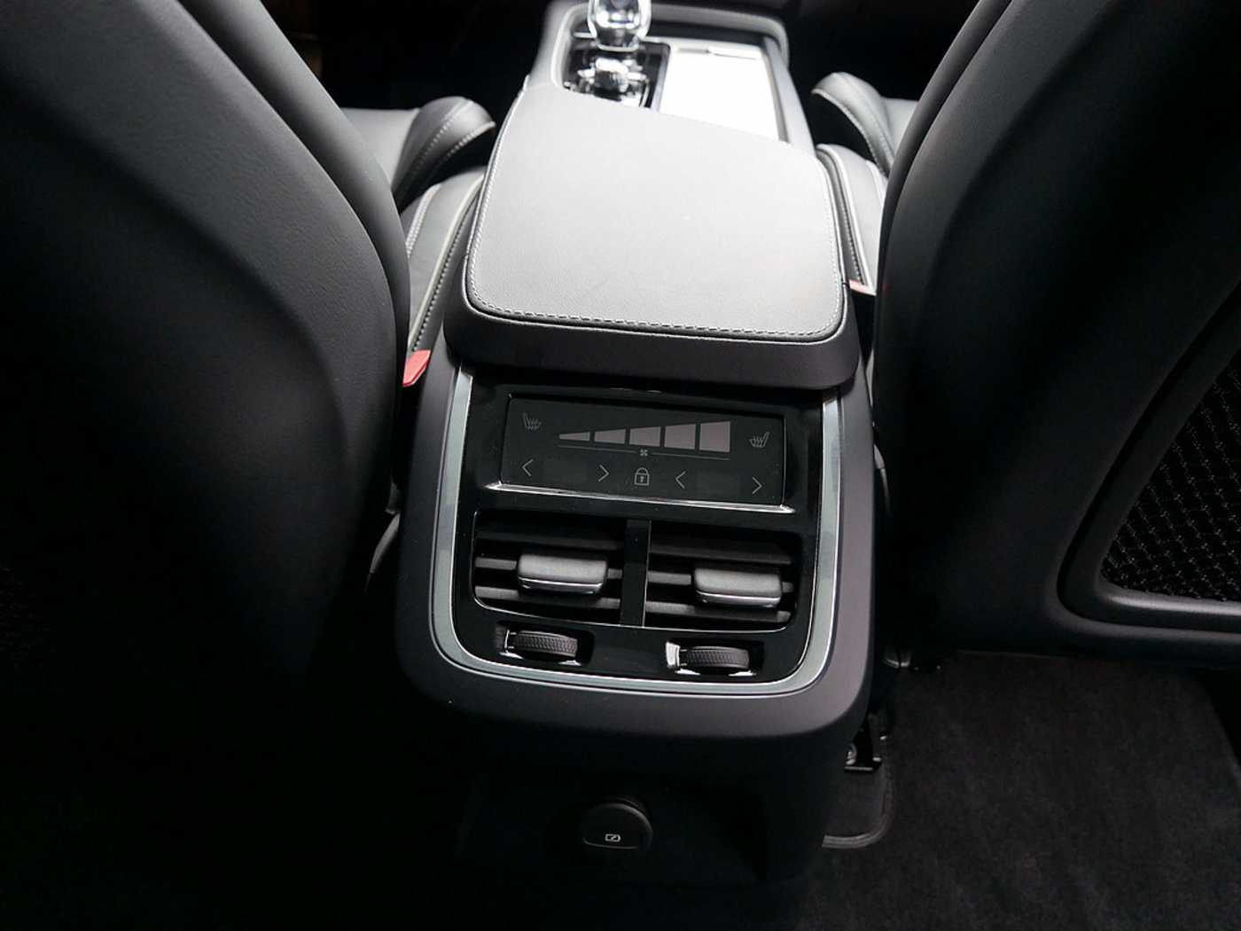 Volvo  2.0 Plus Bright Recharge Plug-In Hybrid AWD