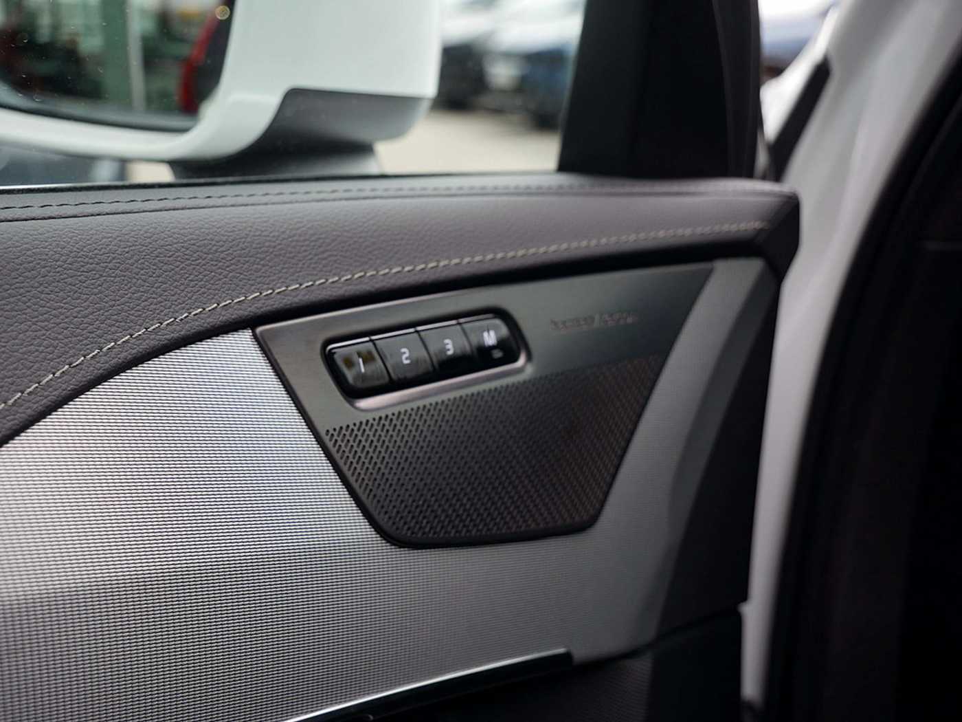Volvo  2.0 Plus Bright Recharge Plug-In Hybrid AWD
