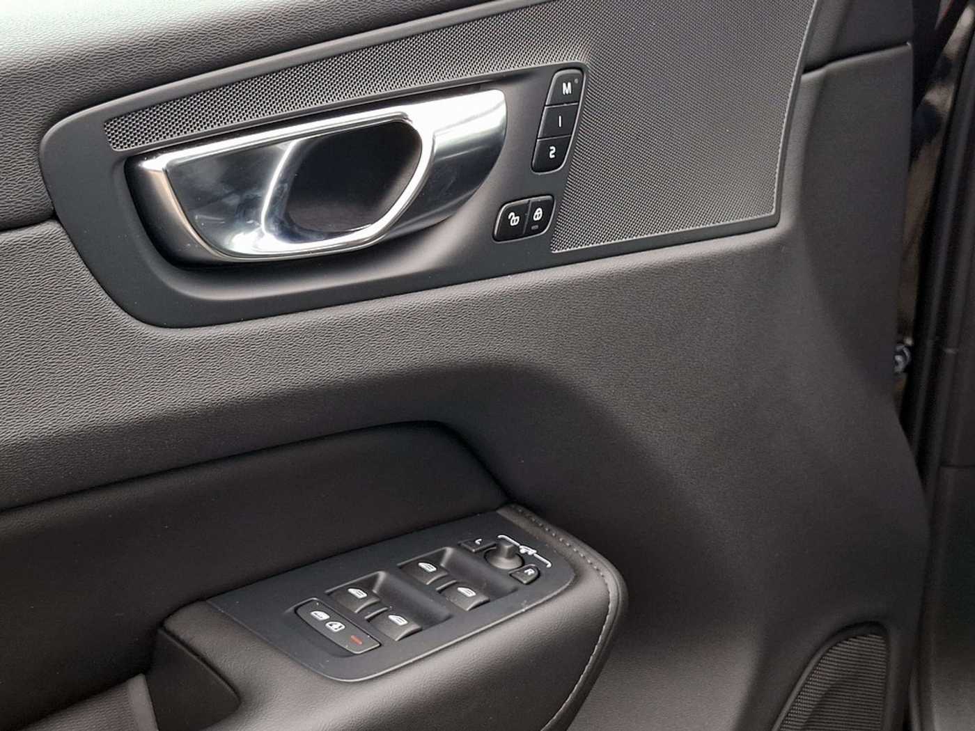Volvo  T8 Plus Dark Recharge Plug-In Hybrid AWD