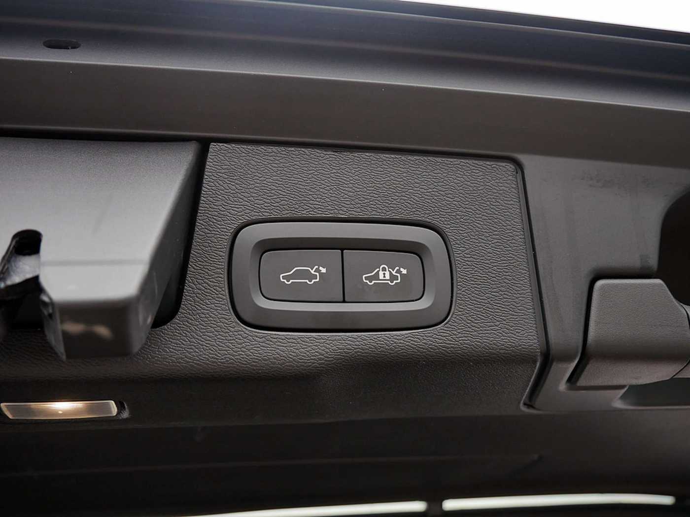 Volvo  T8 Plus Dark Recharge Plug-In Hybrid AWD