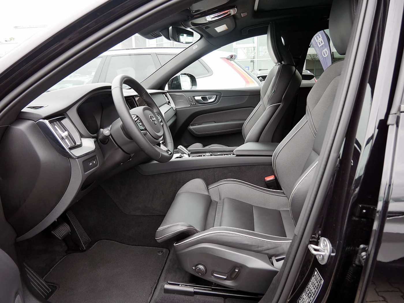 Volvo  T8 Plus Dark Recharge Plug-In Hybrid AWD
