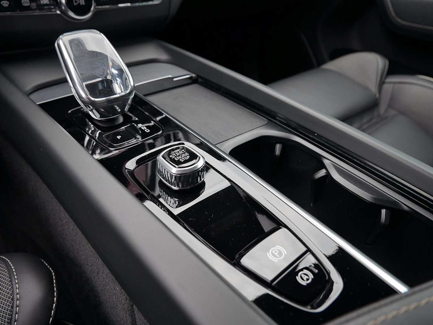 Volvo  T8 Plus Dark Recharge Plug-In Hybrid AWD