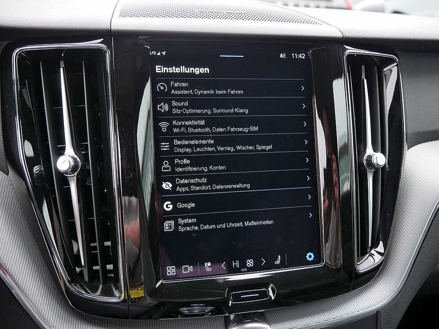 Volvo  T8 Plus Dark Recharge Plug-In Hybrid AWD