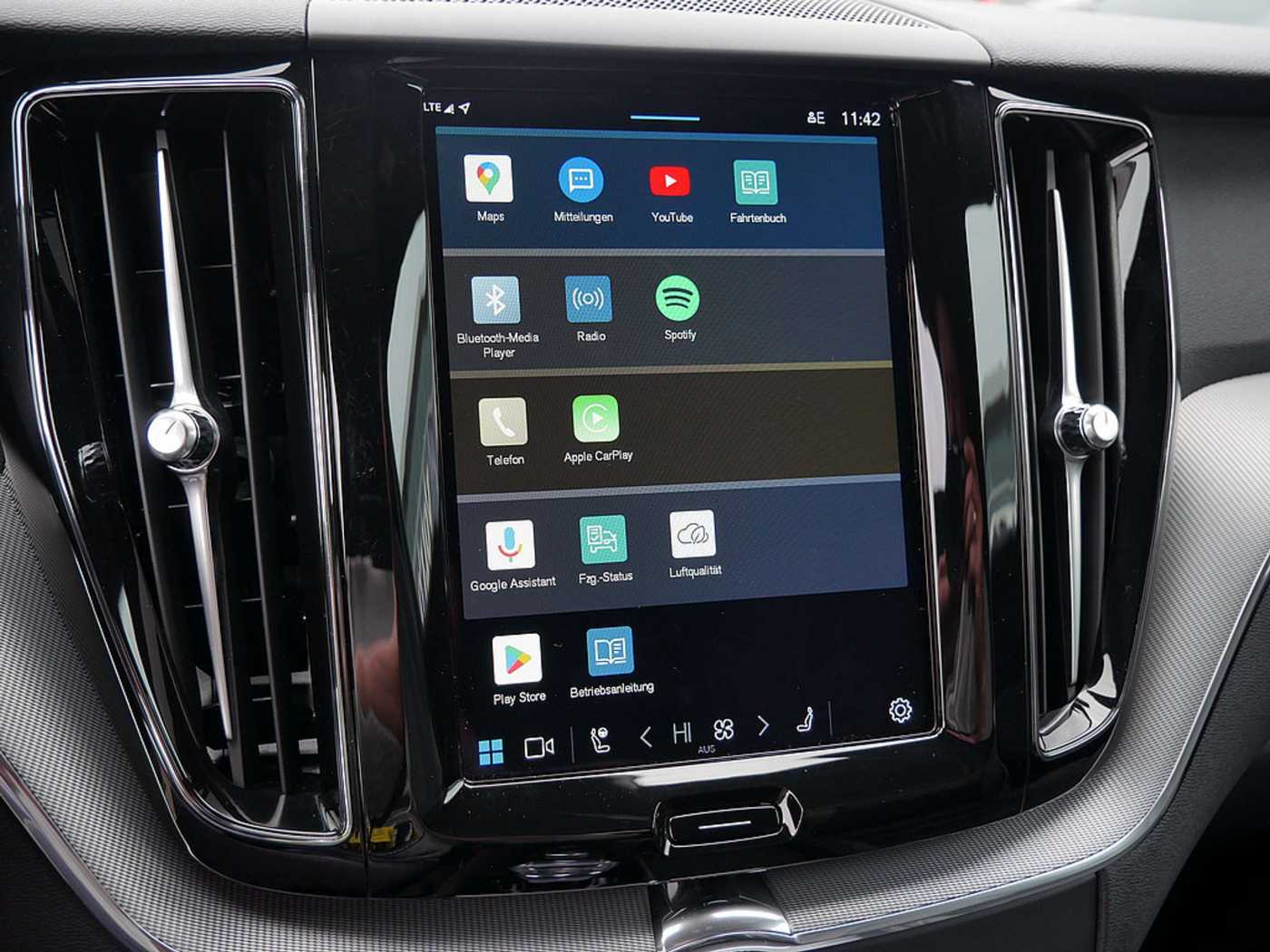 Volvo  T8 Plus Dark Recharge Plug-In Hybrid AWD