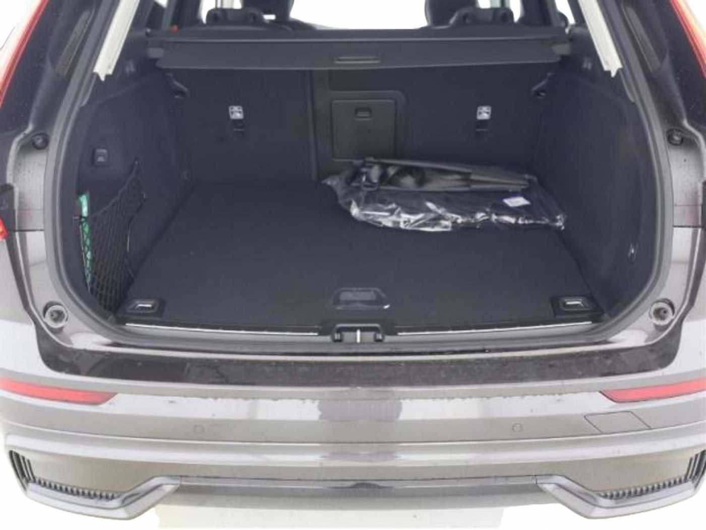 Volvo  2.0 Plus Dark Recharge Plug-In Hybrid AWD