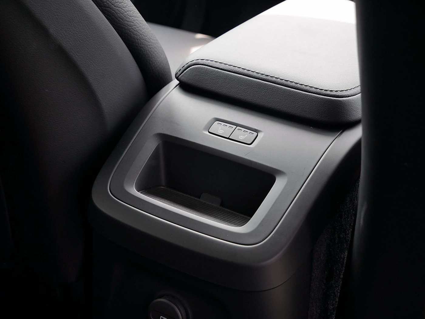 Volvo  T8 Ultra Dark Recharge Plug-In Hybrid AWD