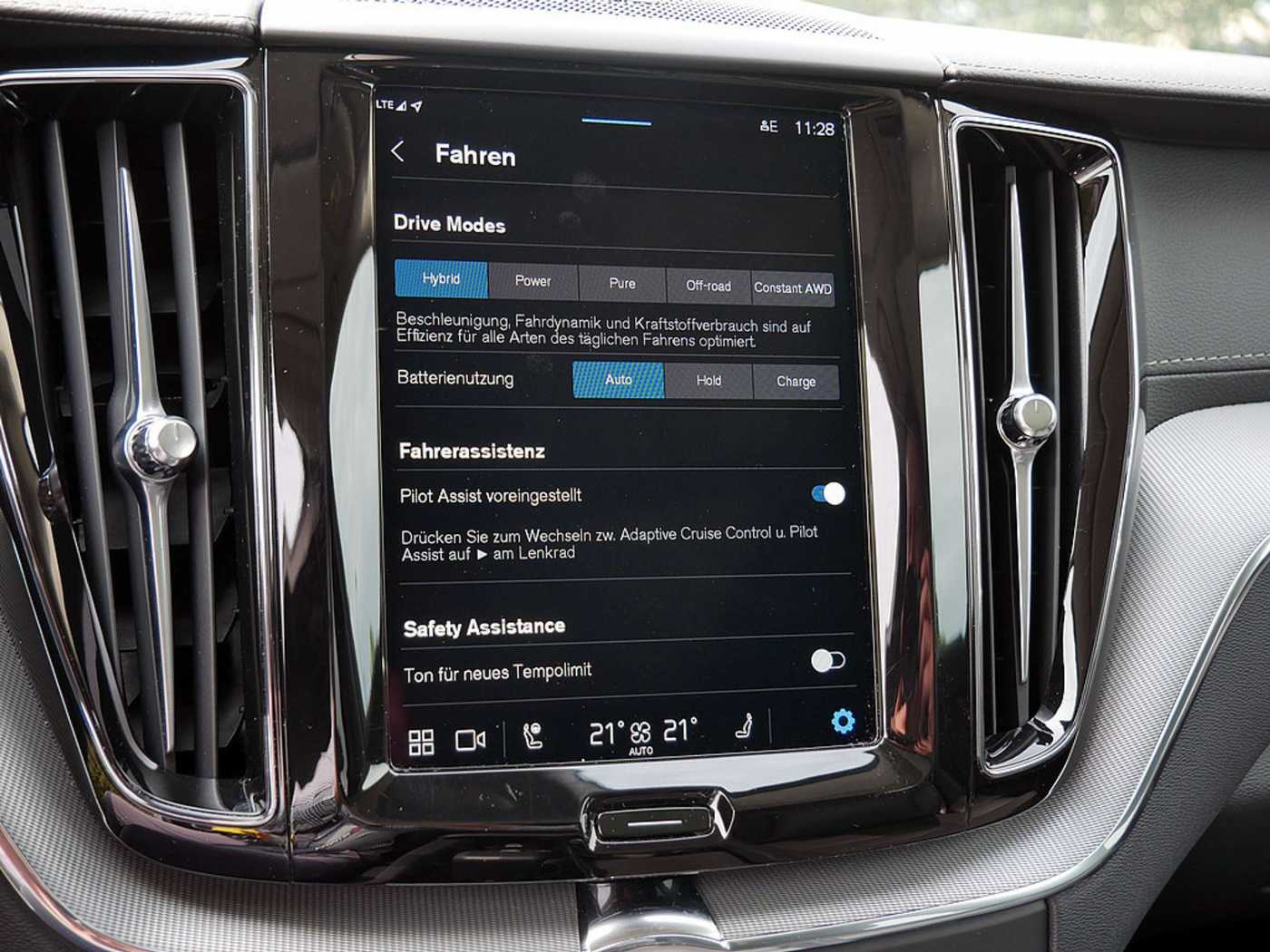 Volvo  T8 Ultra Dark Recharge Plug-In Hybrid AWD