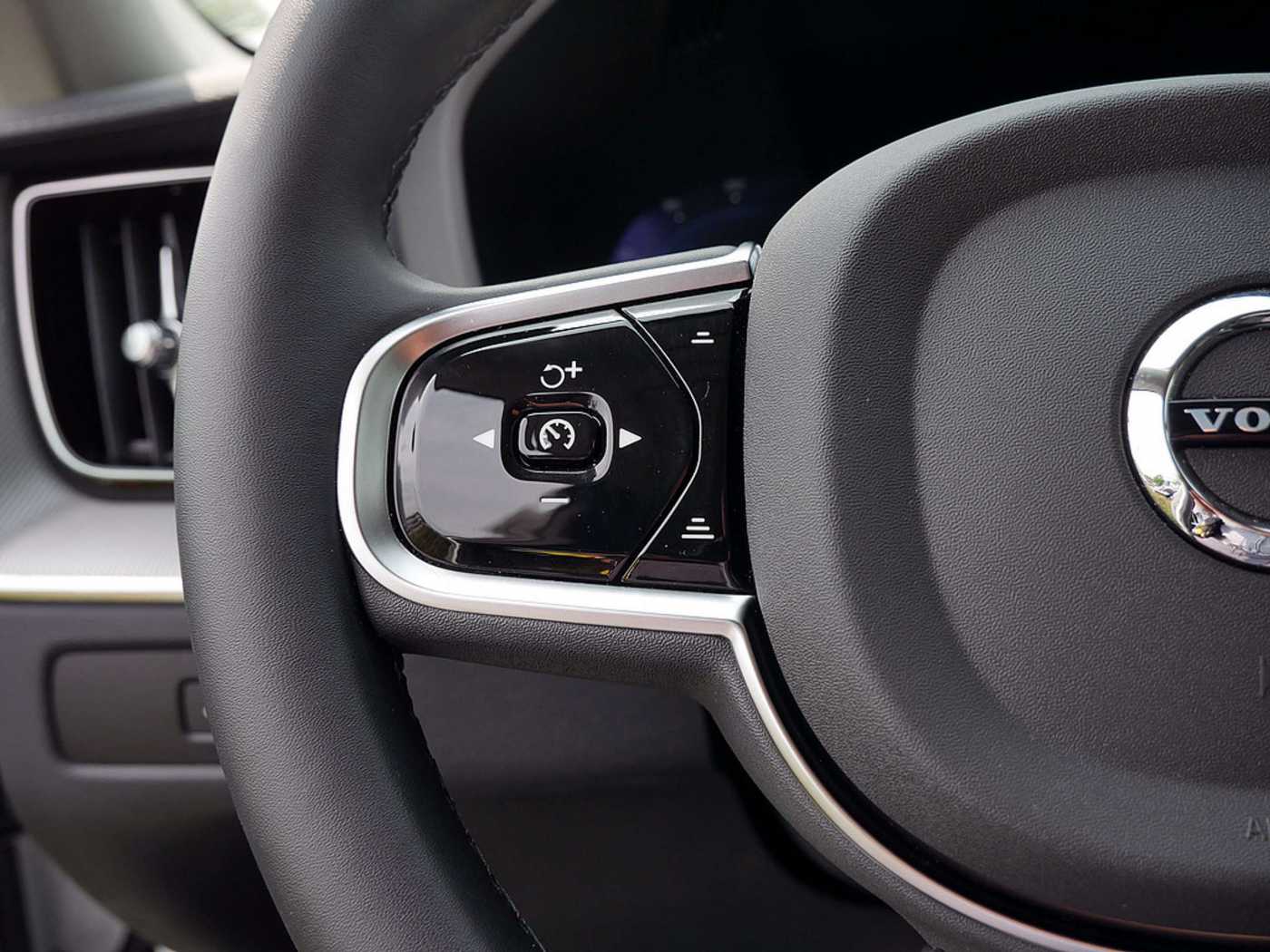 Volvo  T8 Ultra Dark Recharge Plug-In Hybrid AWD