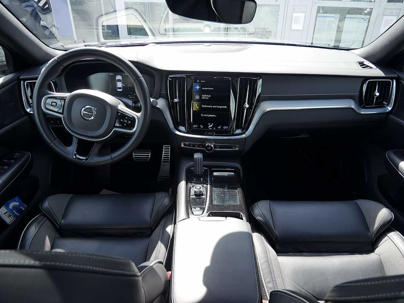 Volvo  T8 Twin Engine AWD R-Design LED PANO 360°