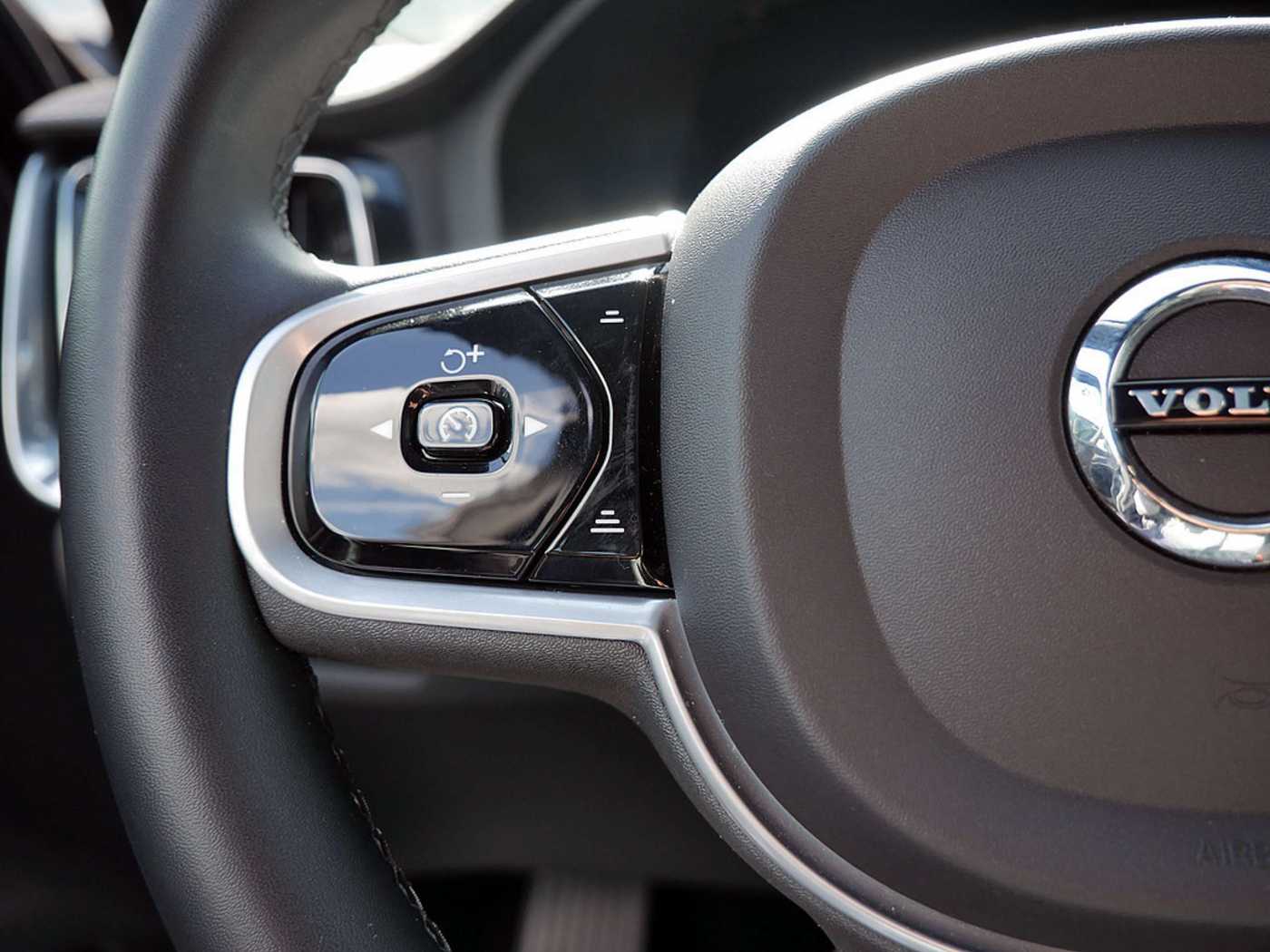 Volvo  T8 Twin Engine AWD R-Design LED PANO 360°