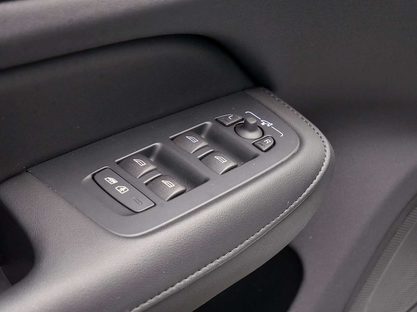 Volvo  T8 Twin Engine AWD Ultimate Dark Plug-InE6