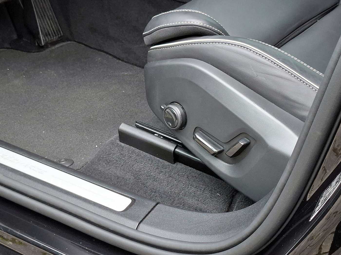 Volvo  T6 Plus Dark Recharge Plug-In Hybrid AWD