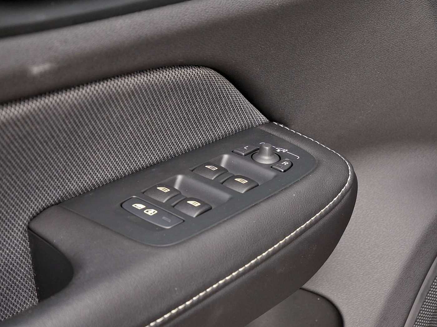 Volvo  D3 R-Design KLIMA PDC SHZ KAMERA NAVI LED