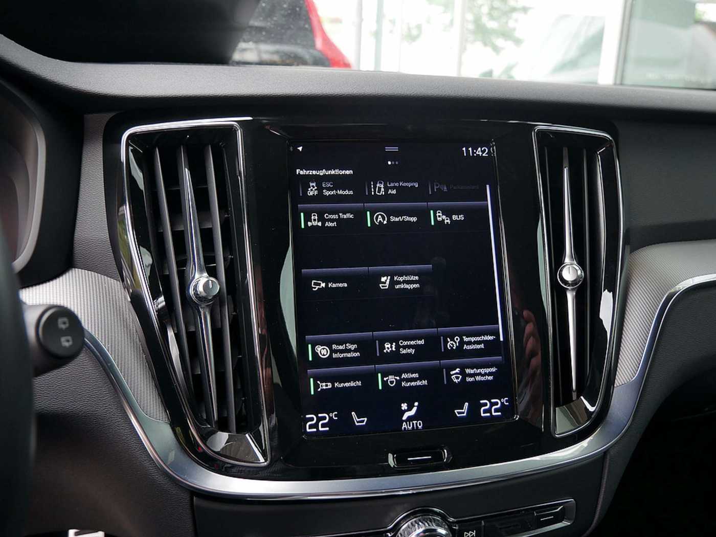 Volvo  D3 R-Design KLIMA PDC SHZ KAMERA NAVI LED