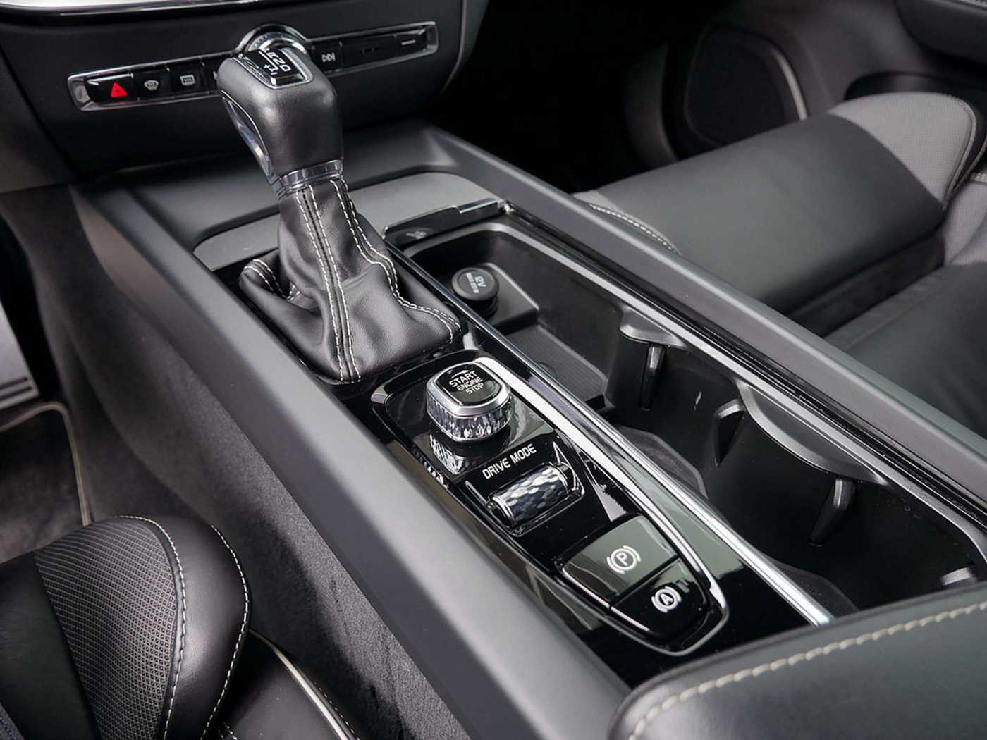 Volvo  D3 R-Design KLIMA PDC SHZ KAMERA NAVI LED