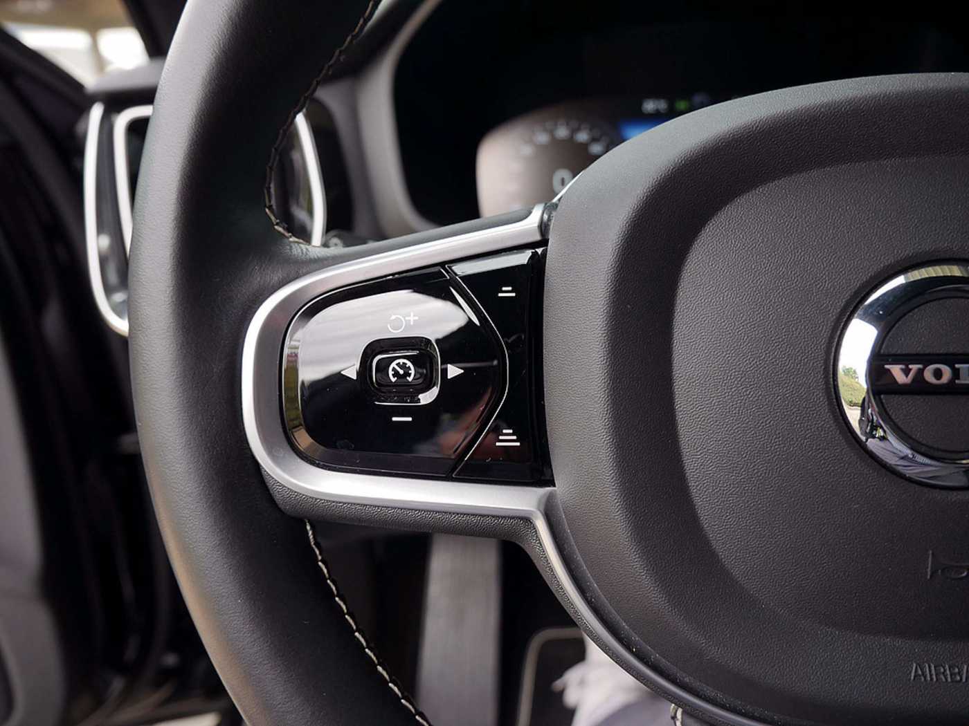 Volvo  D3 R-Design KLIMA PDC SHZ KAMERA NAVI LED