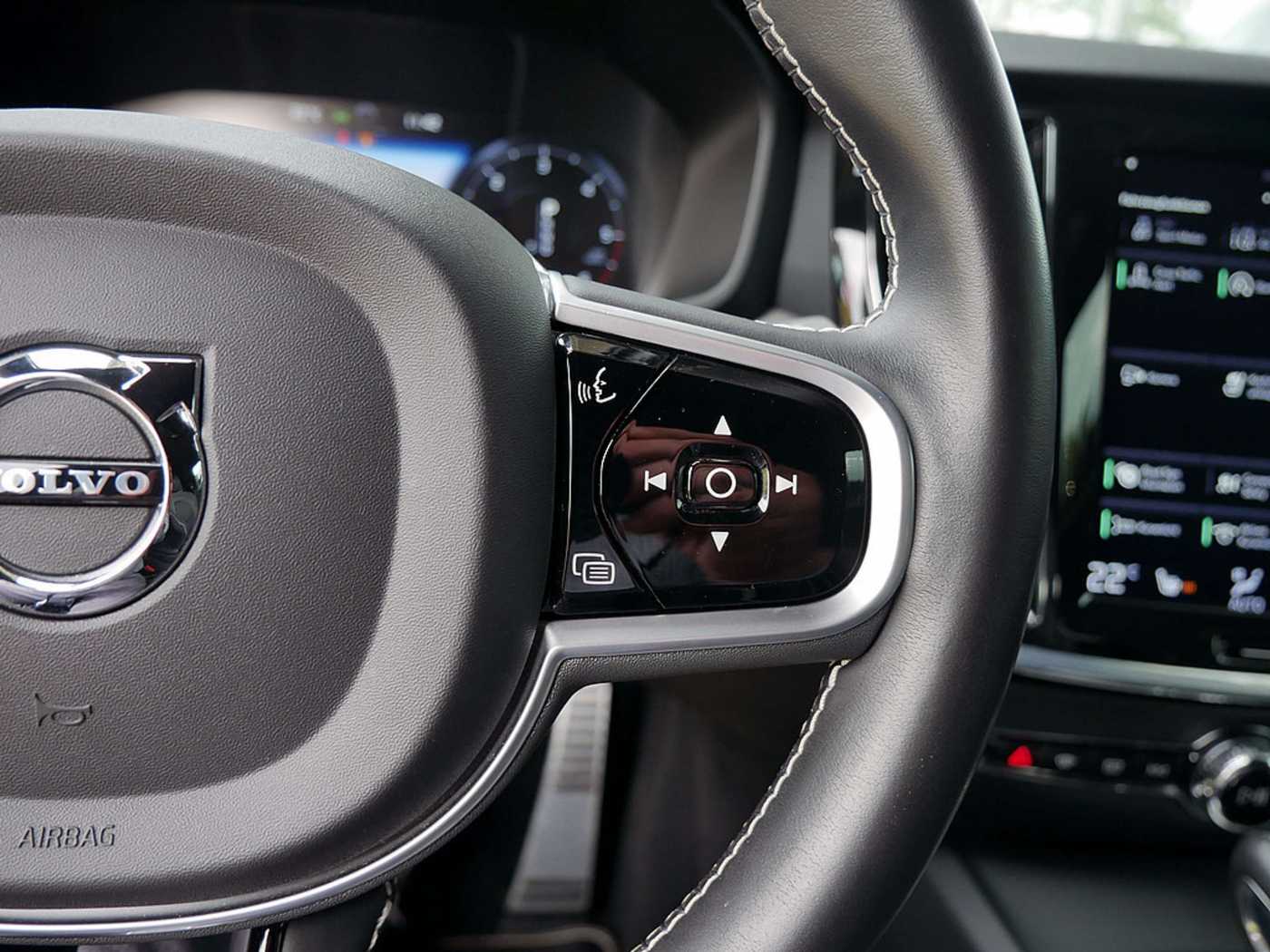 Volvo  D3 R-Design KLIMA PDC SHZ KAMERA NAVI LED