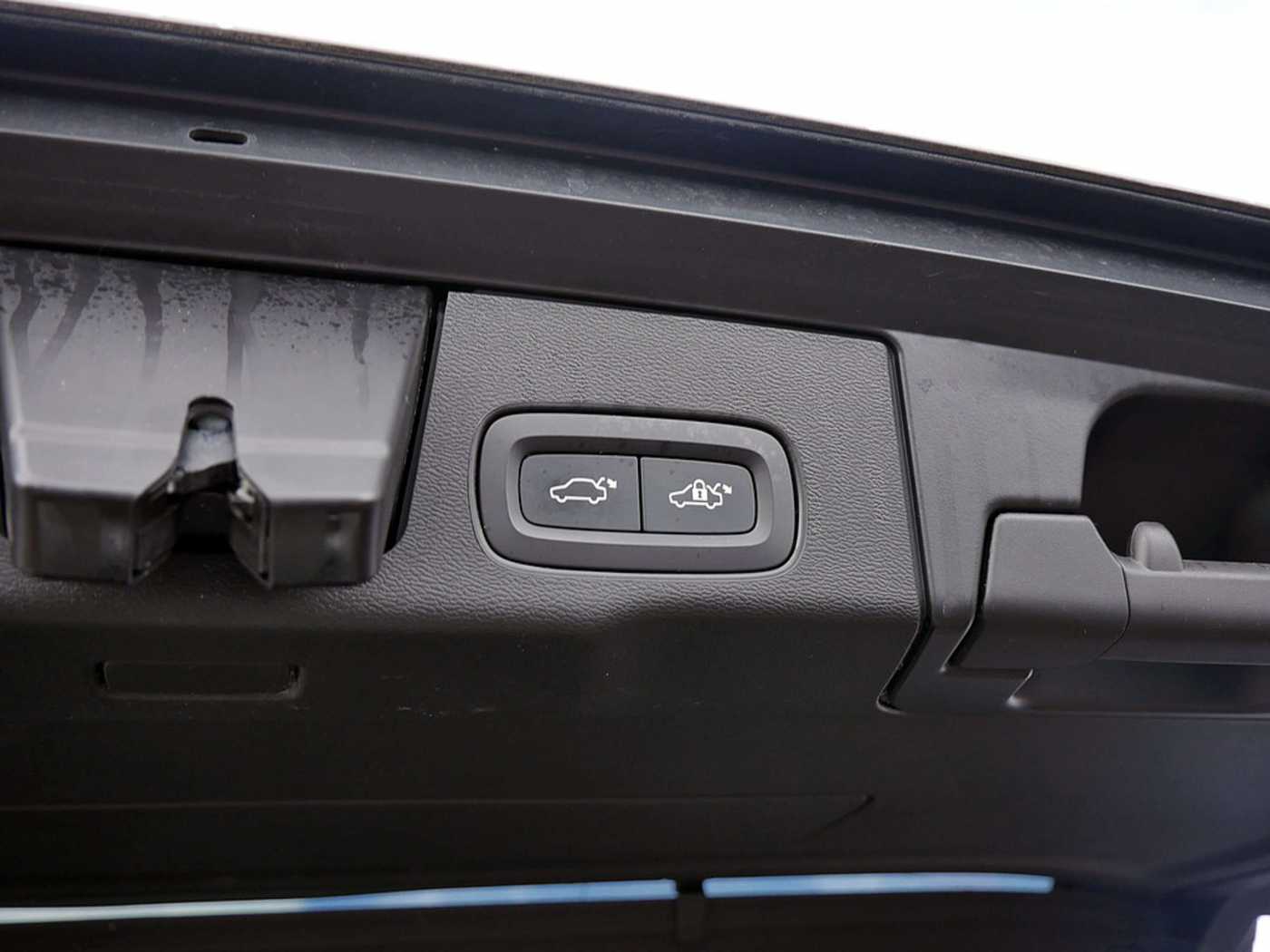 Volvo  B4 Momentum Pro SHZ KAMERA FACEL. LED