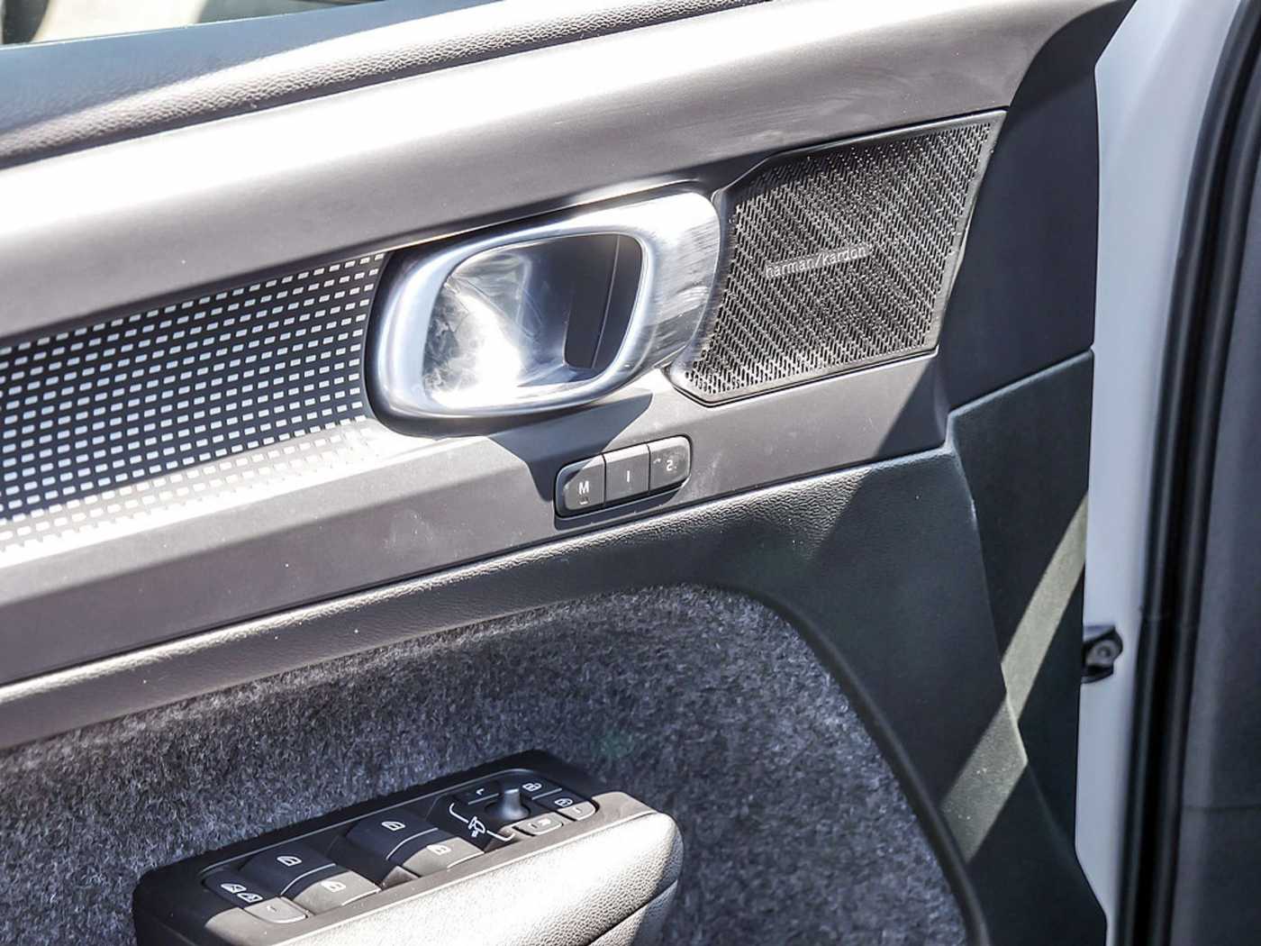 Volvo  Pro Recharge Pure Electric 2WD ACC LED