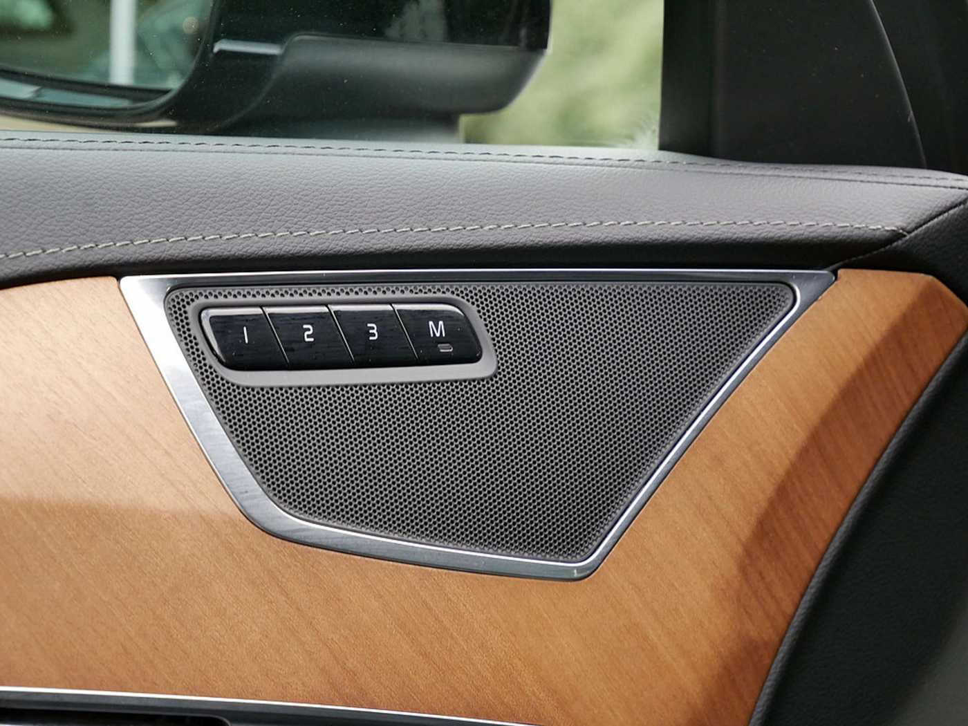 Volvo  2.0 Plus Bright Recharge Plug-In Hybrid AWD