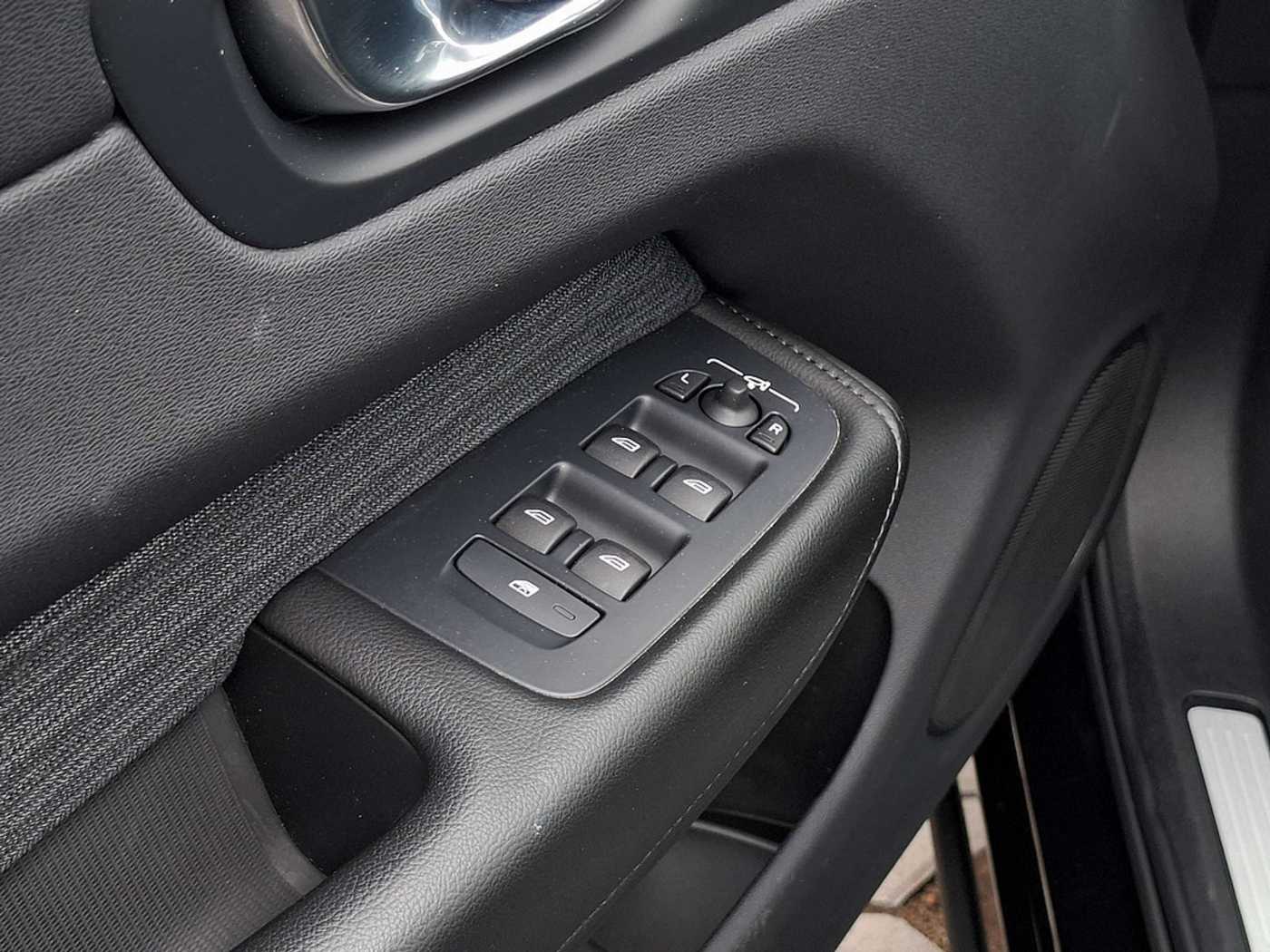 Volvo  B4 Momentum Pro SHZ FACEL. STANDHZ LED