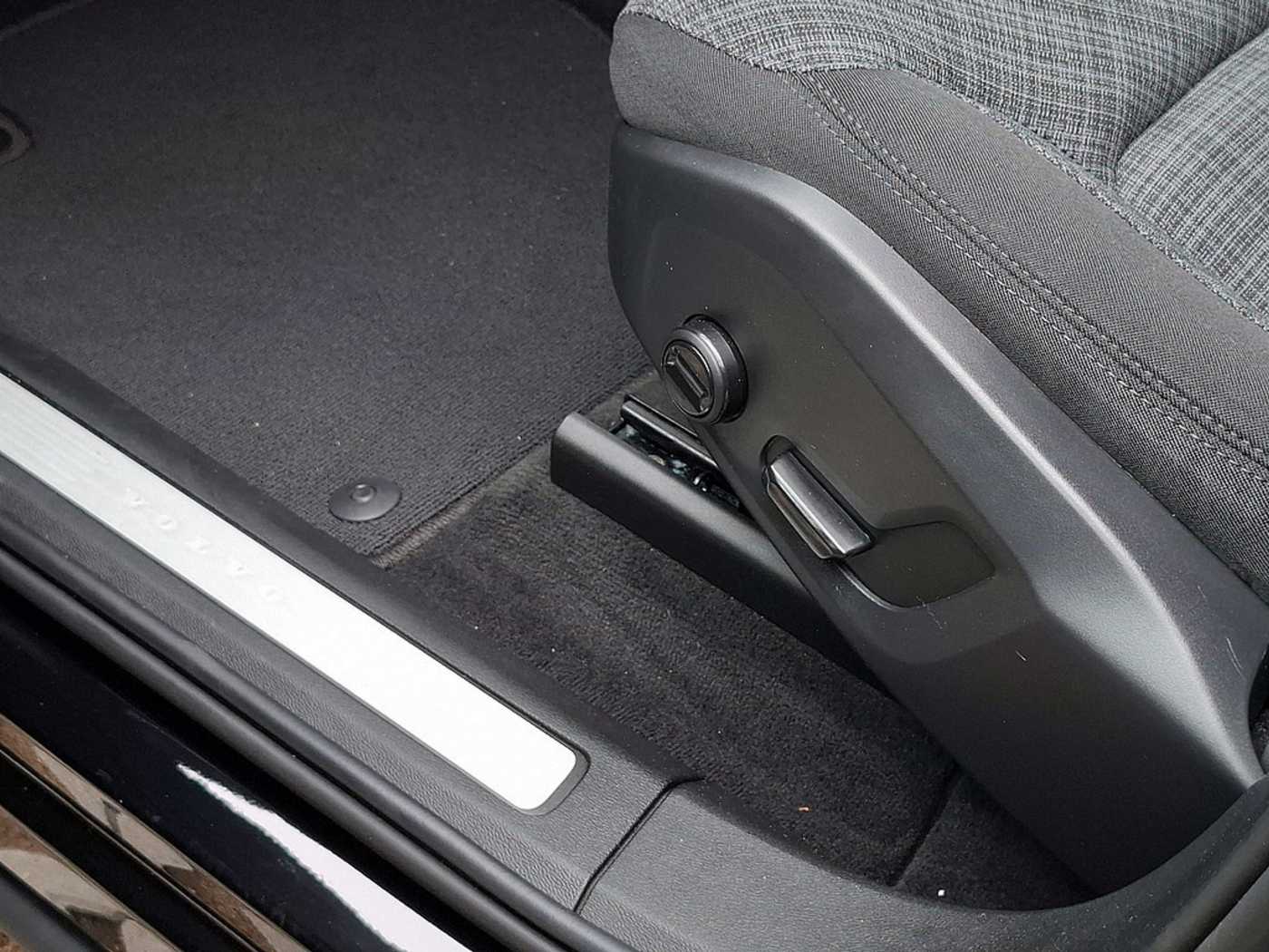 Volvo  B4 Momentum Pro SHZ FACEL. STANDHZ LED