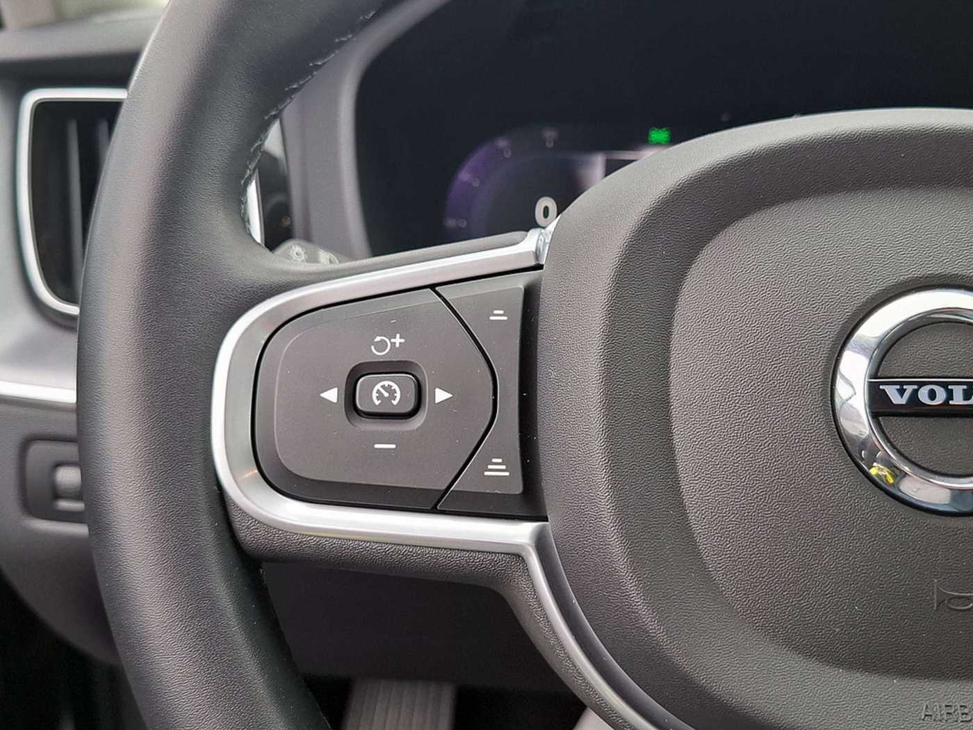 Volvo  B4 Momentum Pro SHZ FACEL. STANDHZ LED