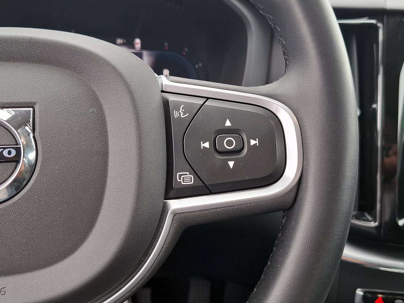 Volvo  B4 Momentum Pro SHZ FACEL. STANDHZ LED