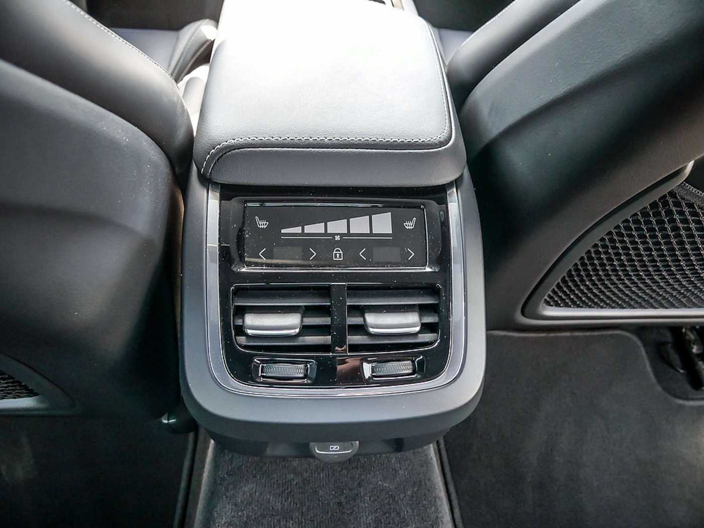 Volvo  B5 Benzin AWD Ultimate Dark HGSD HUD LED