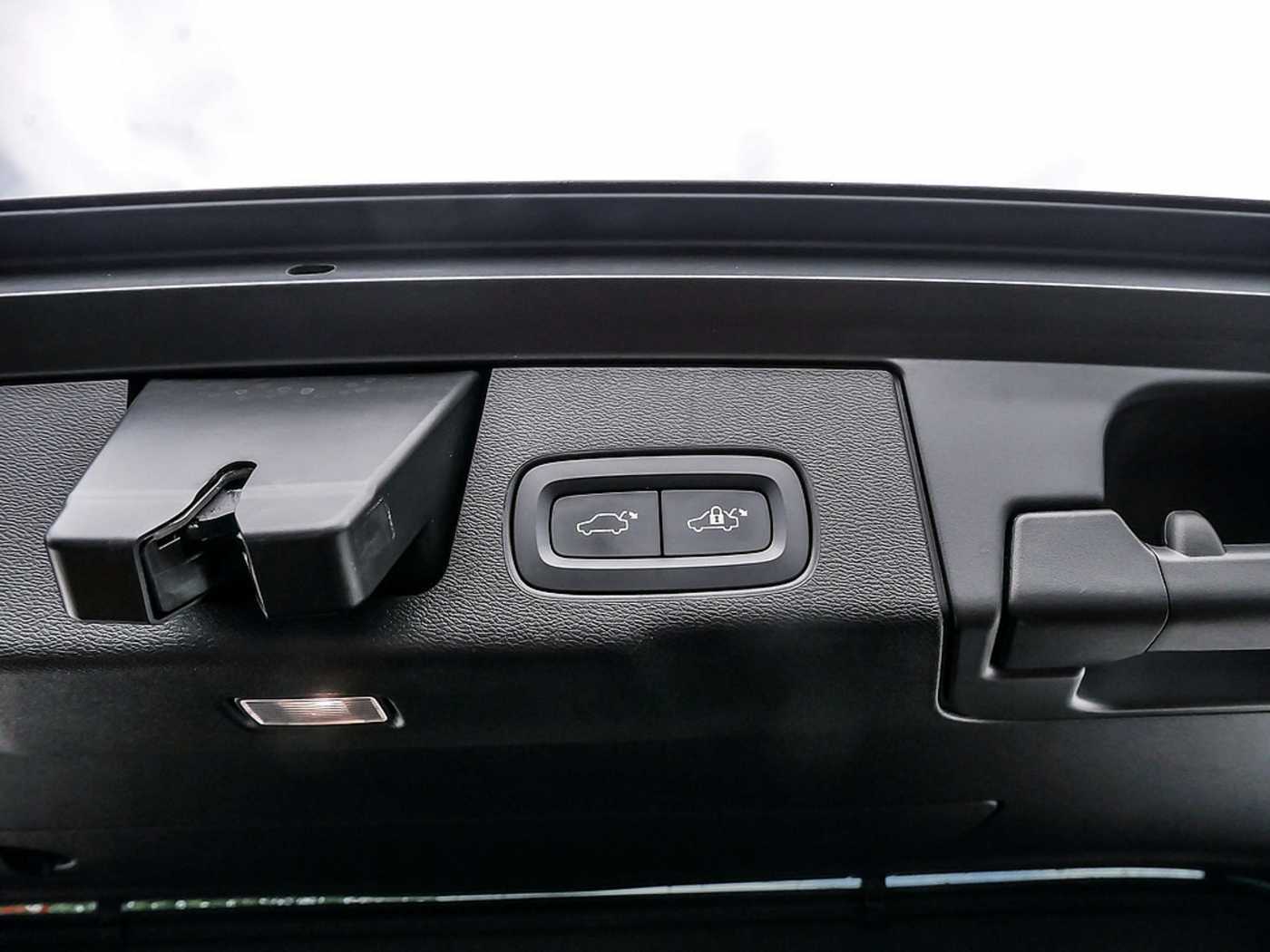 Volvo  B4 Plus Dark KAMERA FACEL. STANDHZ LED
