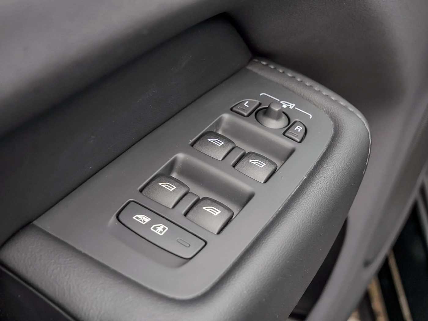 Volvo  B4 Plus Dark KAMERA FACEL. STANDHZ LED