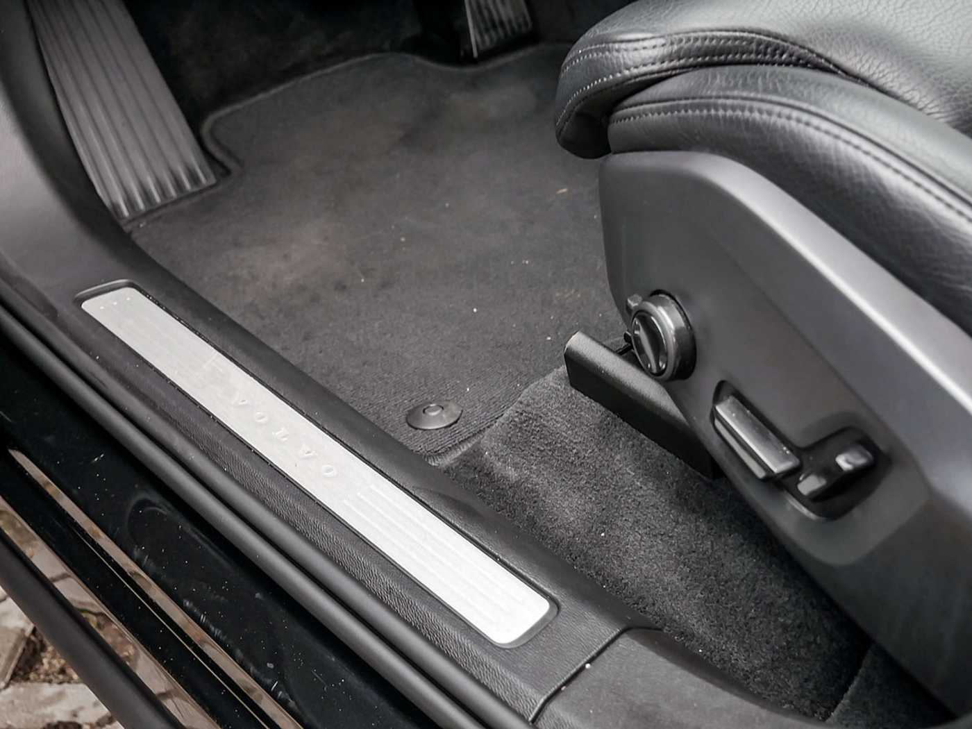 Volvo  B4 Plus Dark KAMERA FACEL. STANDHZ LED