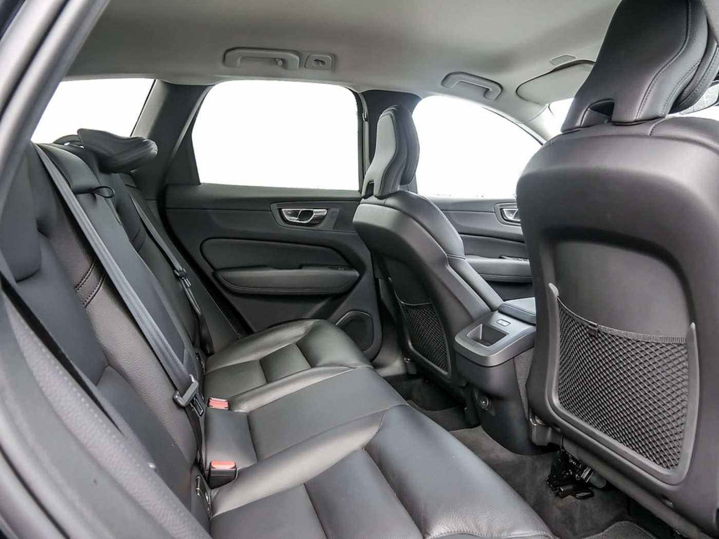 Volvo  B4 Plus Dark KAMERA FACEL. STANDHZ LED
