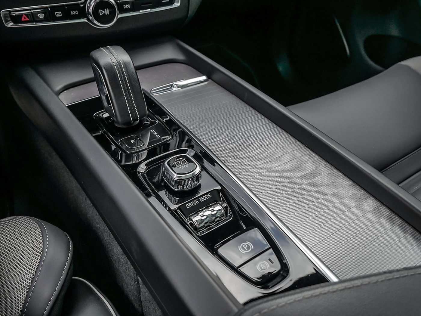 Volvo  T6 R-Design Recharge Plug-In Hybrid AWD