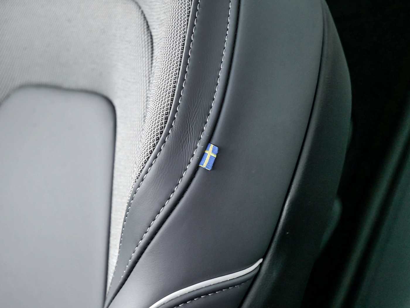 Volvo  T6 R-Design Recharge Plug-In Hybrid AWD