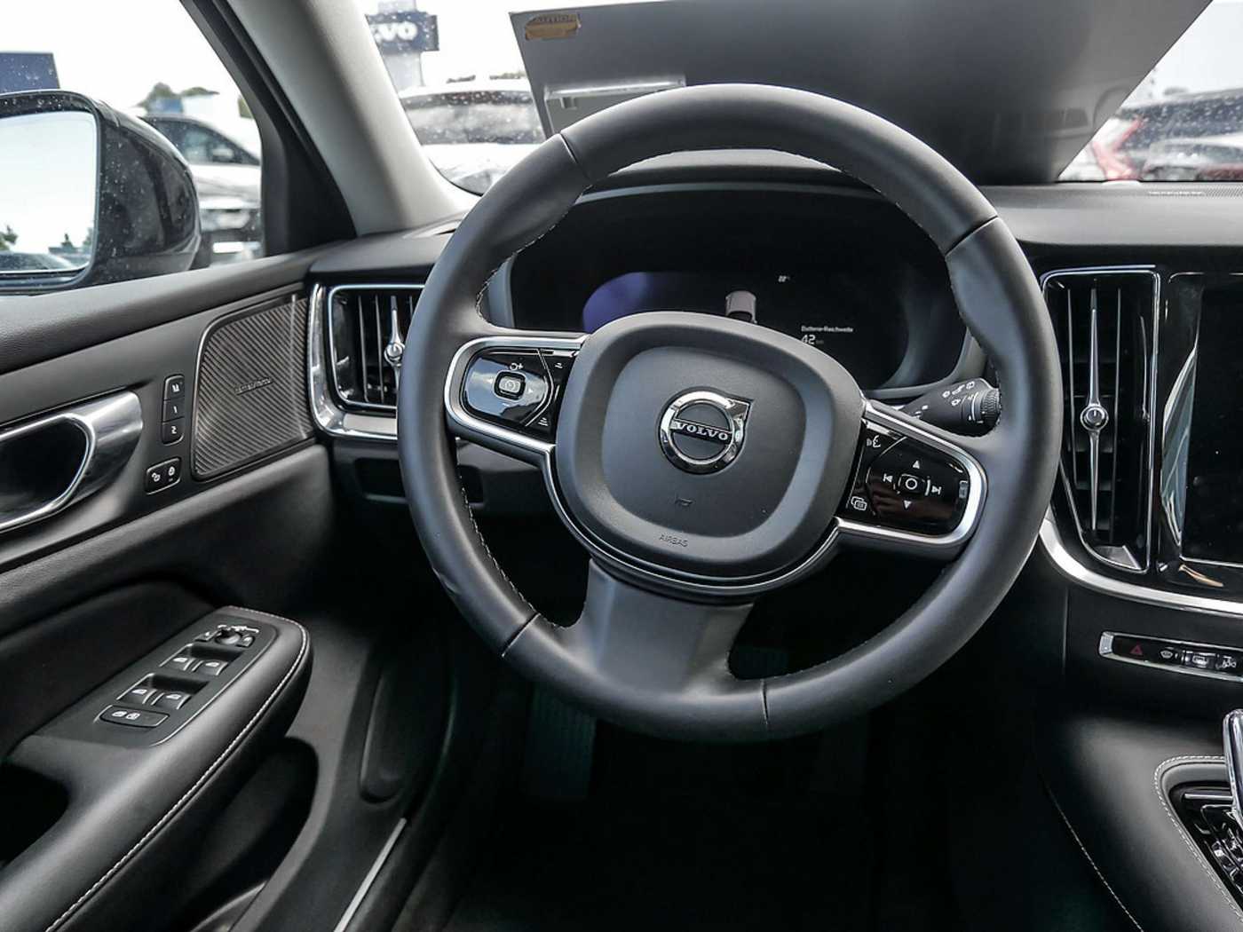 Volvo  Kombi 2.0 Plus Dark Recharge Plug-In Hybrid AWD