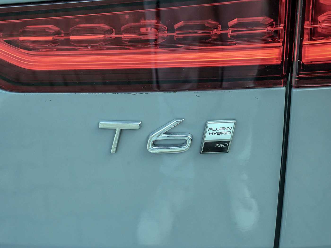 Volvo  Kombi 2.0 Plus Dark Recharge Plug-In Hybrid AWD