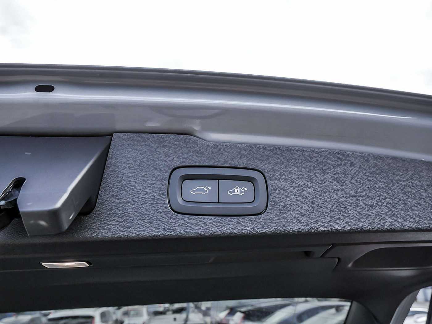 Volvo  Kombi 2.0 Plus Dark Recharge Plug-In Hybrid AWD