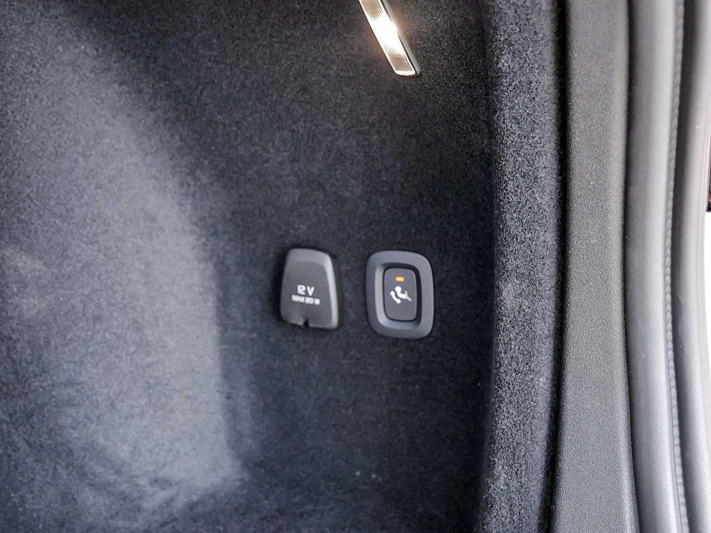 Volvo  Kombi 2.0 Plus Dark Recharge Plug-In Hybrid AWD