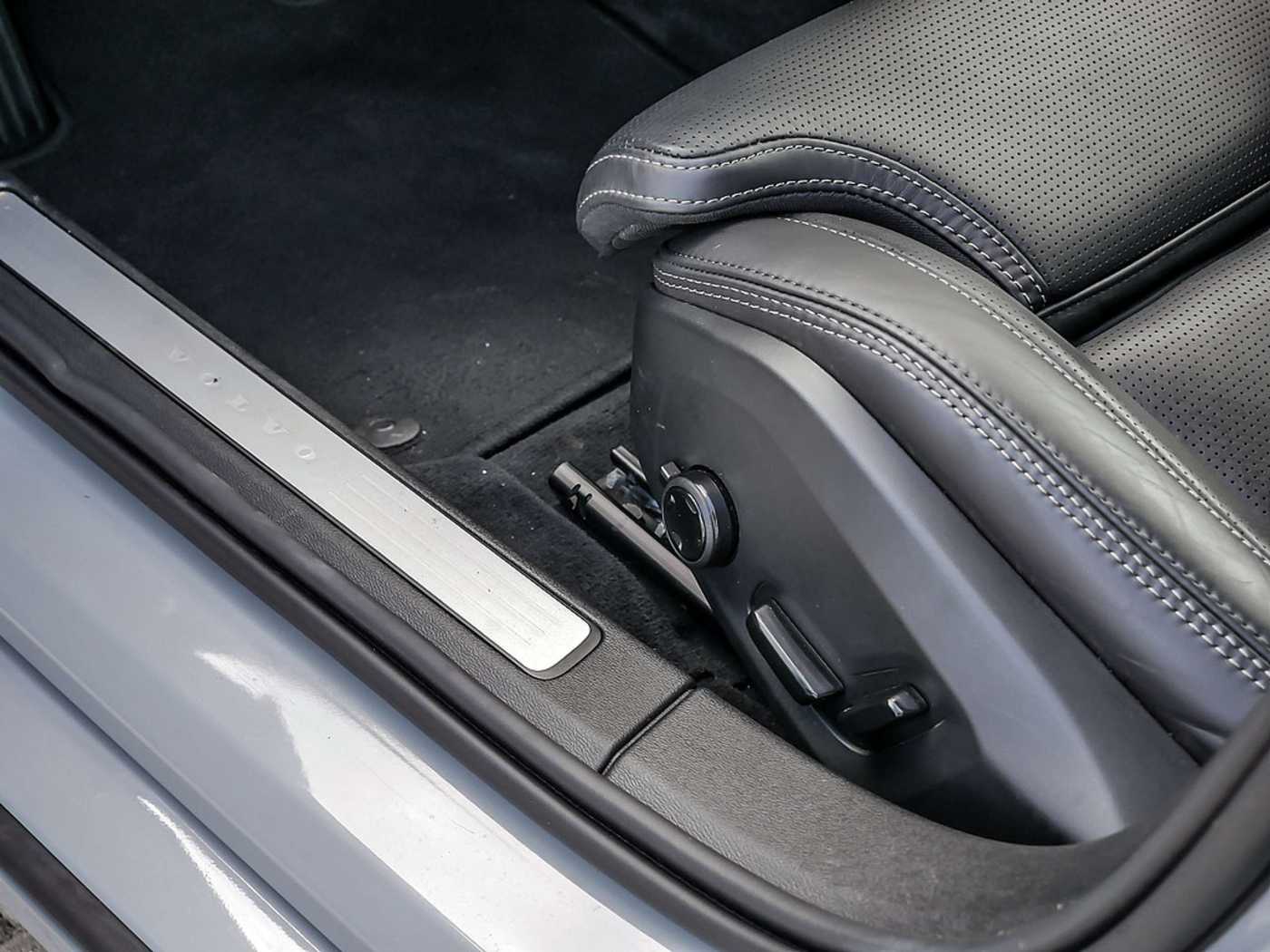 Volvo  Kombi 2.0 Plus Dark Recharge Plug-In Hybrid AWD