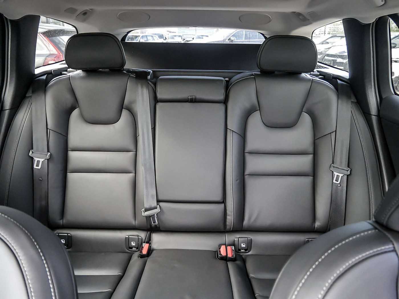 Volvo  Kombi 2.0 Plus Dark Recharge Plug-In Hybrid AWD