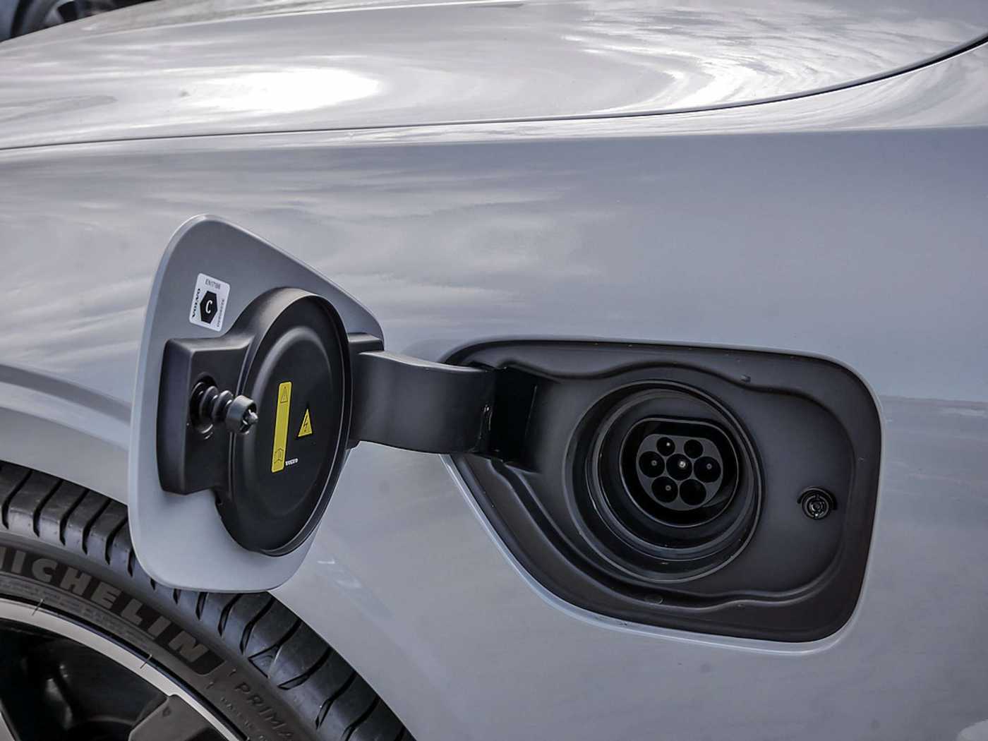 Volvo  Kombi 2.0 Plus Dark Recharge Plug-In Hybrid AWD