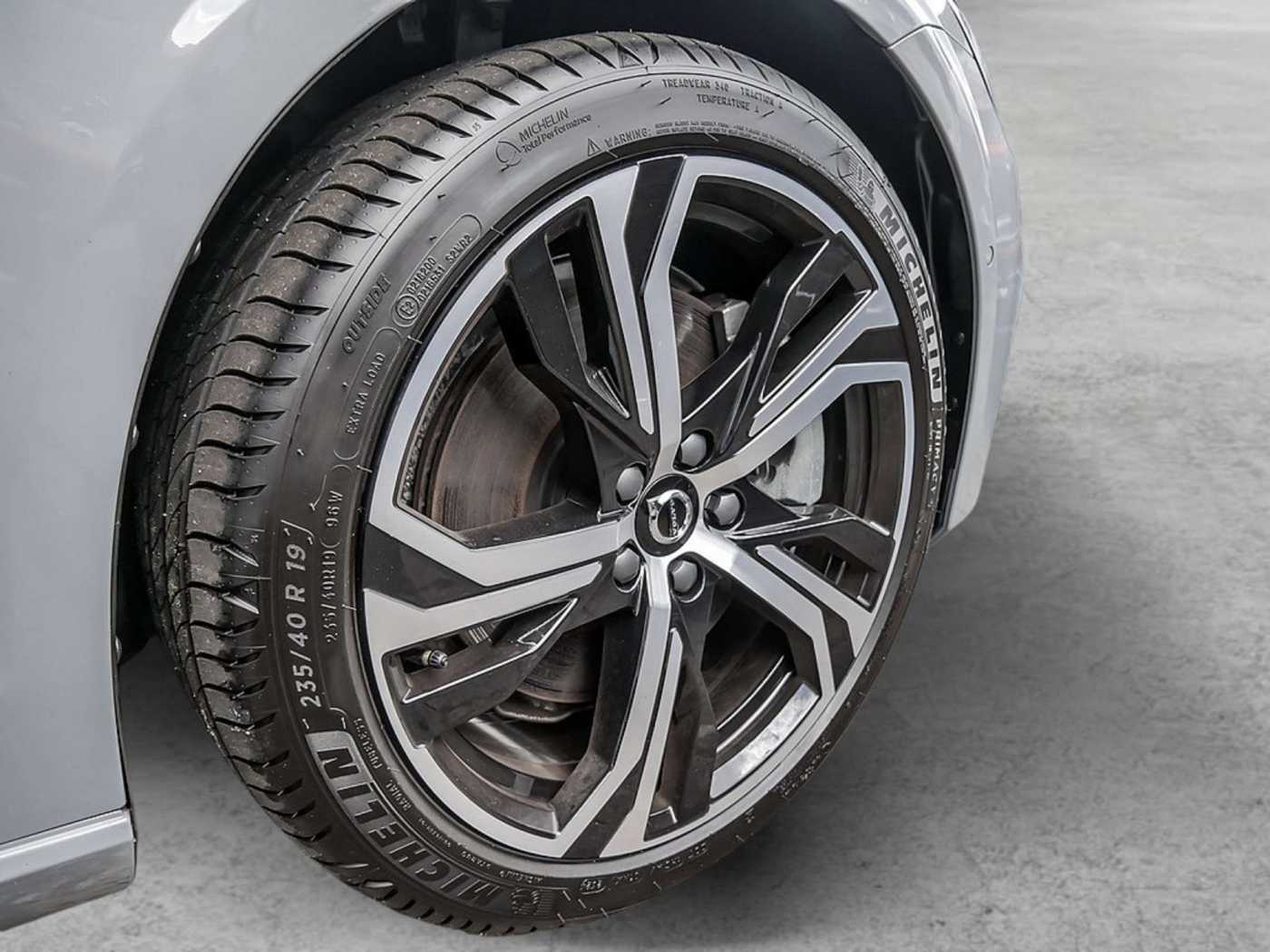 Volvo  Kombi 2.0 Plus Dark Recharge Plug-In Hybrid AWD