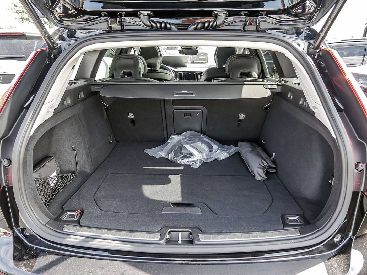 Volvo  Kombi 2.0 Plus Dark Recharge Plug-In Hybrid AWD