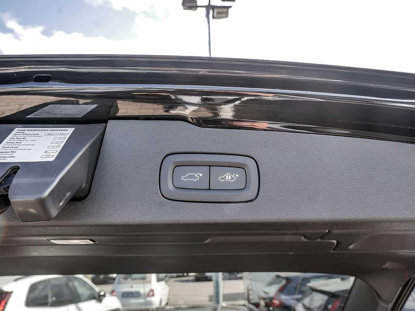Volvo  Kombi 2.0 Plus Dark Recharge Plug-In Hybrid AWD