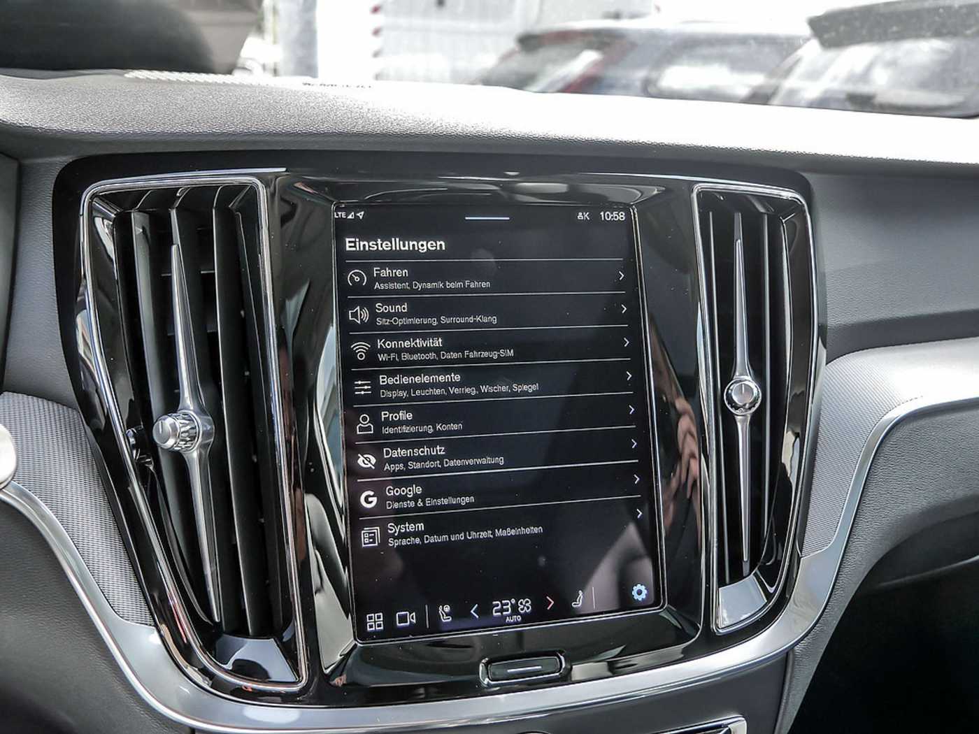Volvo  Kombi 2.0 Plus Dark Recharge Plug-In Hybrid AWD