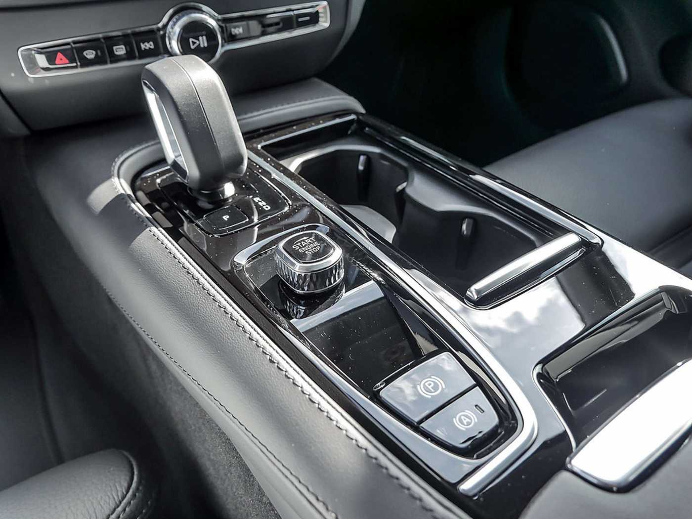 Volvo  Kombi 2.0 Plus Dark Recharge Plug-In Hybrid AWD