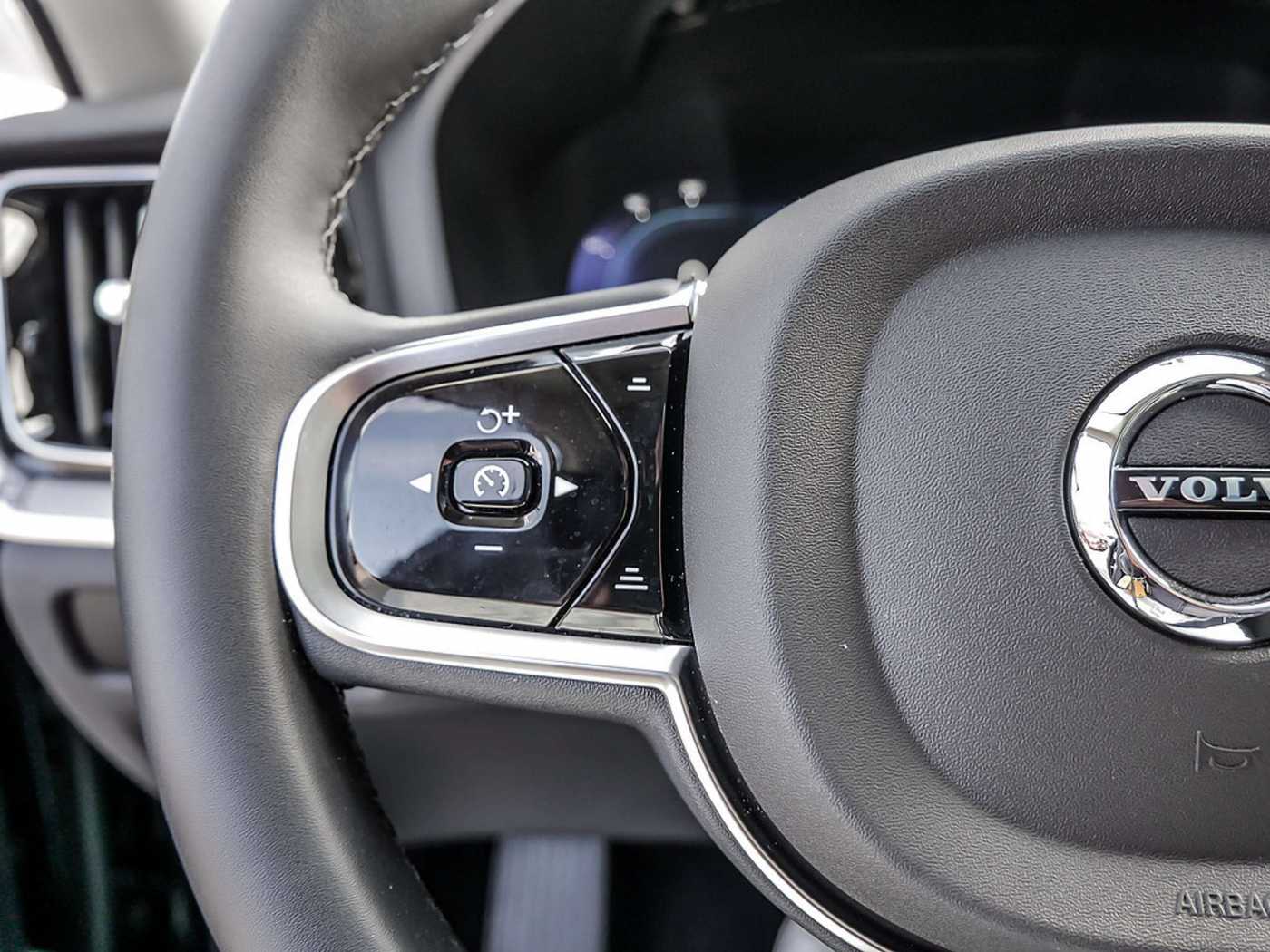Volvo  Kombi 2.0 Plus Dark Recharge Plug-In Hybrid AWD